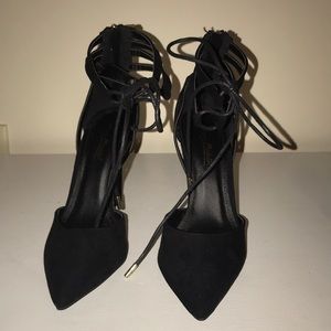 Black tie up pumps